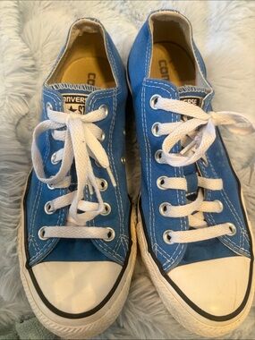 Converse men’s Low Top Canvas Sneakers with White Lace